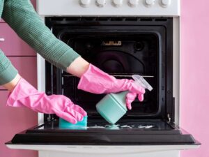 How to Clean an Oven - AEG Cleaning Service